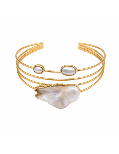 Brazalete dorado abierto con perla barroca y detalles de nácar