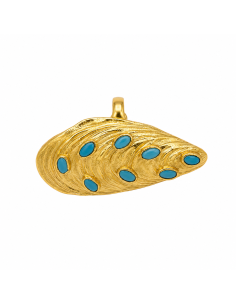 Anillo dorado inspirado en una concha marina con piedras decorativas