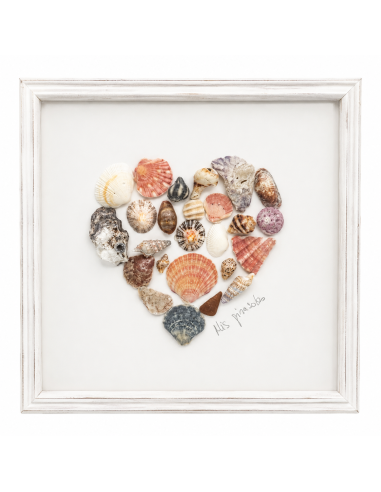 Corazón artesanal elaborado con conchas marinas naturales sobre lámina de acuarela.