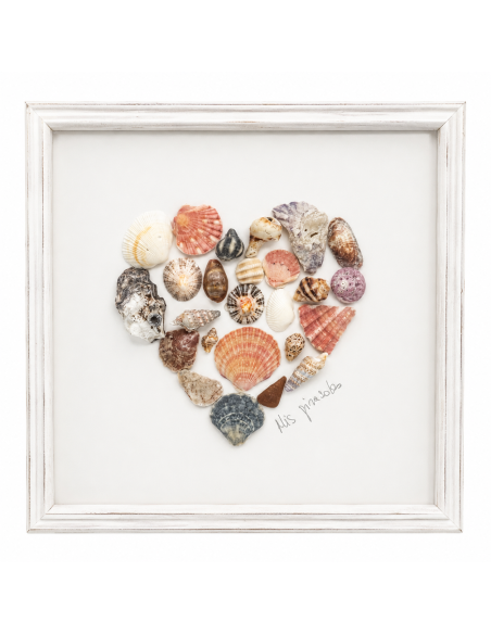 Corazón artesanal elaborado con conchas marinas naturales sobre lámina de acuarela.