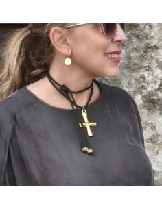 Collar con cruz dorada artesanal y cordón ajustable estilo minimalista 2