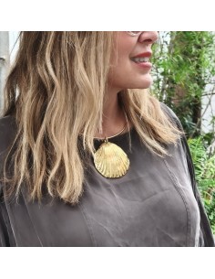 Collar choker rígido dorado con colgante de concha marina texturizada 2