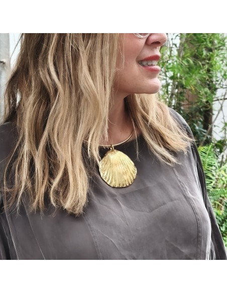 Collar choker concha marina dorada | Joyería artesanal