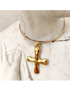 Collar choker cruz dorada | Joyería artesanal moderna