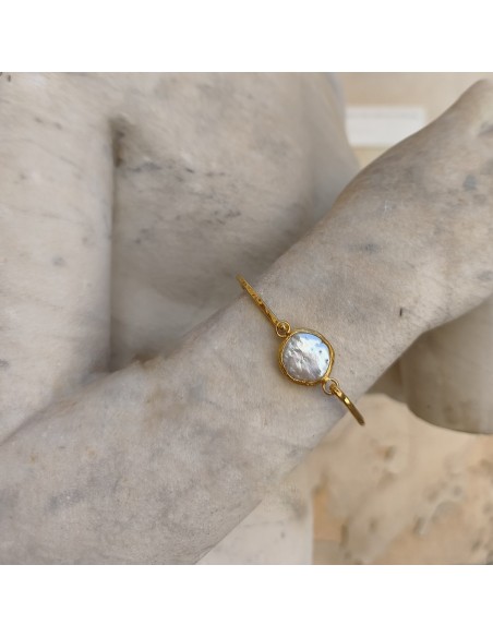 Pulsera Nácar dorada | Brazalete rígido minimalista elegante