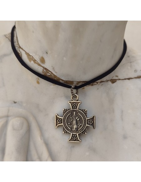 Collar cruz de San Benito plata | Protección y joyería religiosa