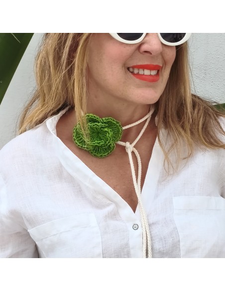 Choker de rafia con flor | Collar boho artesanal