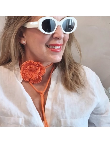 Choker de rafia con flor | Collar boho artesanal