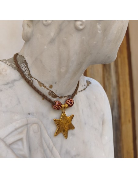 Estrella Safarí | Collar bohemio con estrella dorada y cordón ajustable