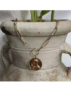 Escapulario con cadena tipo paperclip y medalla del Sagrado Corazón de Jesús y la Virgen del Carmen.