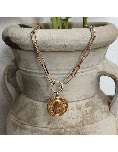 Medalla de la Virgen de Fátima con cadena tipo paperclip y diseño de doble cara.
