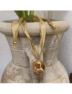 Escapulario del Sagrado Corazón y la Virgen del Carmen con cordón de seda y medalla de doble cara.