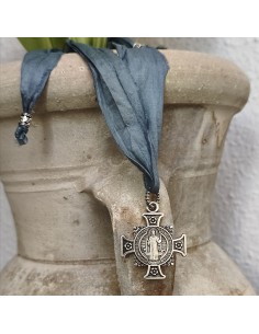 Cruz de San Benito con cordón de tela de seda y acabado plateado.