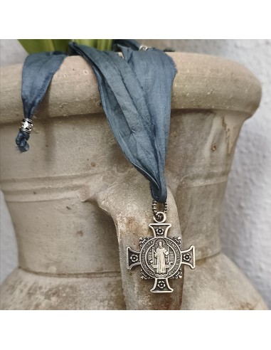 Cruz de San Benito con cordón de tela de seda y acabado plateado.
