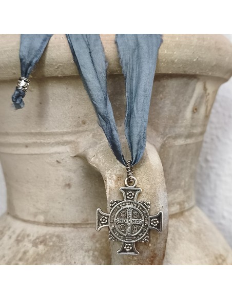 Cruz de San Benito con cordón de seda | Collar religioso | Mis Girasoles
