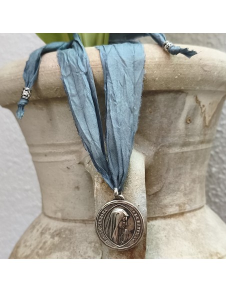 Medalla Virgen de Fátima con cordón de seda | Dorada y plateada | Mis Girasoles