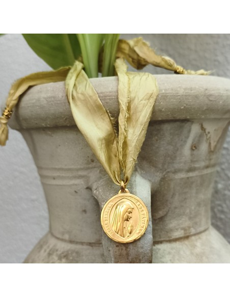 Medalla Virgen de Fátima con cordón de seda disponible en acabado dorado y plateado.