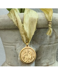 Medalla Virgen de Fátima con cordón de seda disponible en acabado dorado y plateado. 2