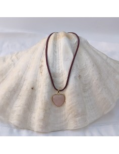 Collar con corazón de cuarzo rosa natural y cordón de seda elástica en color morado.