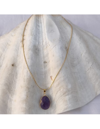 Collar con colgante de amatista natural en forma de gota engarzado en acabado dorado.