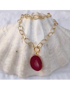 Collar con rodaja de ágata natural disponible en verde o fucsia y cadena dorada tipo calabrote.