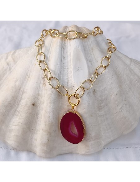 Collar con rodaja de ágata natural disponible en verde o fucsia y cadena dorada tipo calabrote.
