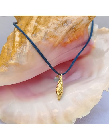 Collar Bahía con caracola dorada, piedra de aguamarina natural y cordón de seda elástica azul.