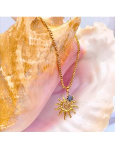 Collar Luz de Sol con colgante dorado de acero inoxidable bañado en oro de 18K y cristal azul facetado.