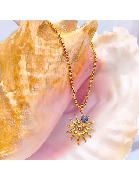 Collar Luz de Sol con colgante dorado de acero inoxidable bañado en oro de 18K y cristal azul facetado.