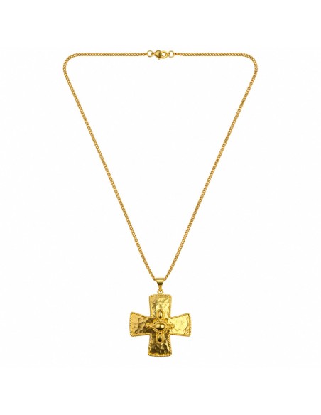 Collar dorado con colgante de cruz bizantina, borde trenzado, tres detalles ovalados centrales y cadena fina.