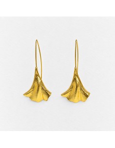 Pendientes largos dorados inspirados en hojas de Ginkgo biloba, con diseño elegante y movimiento natural. 2