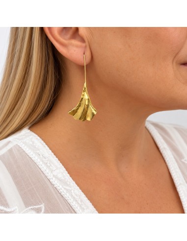Pendientes largos dorados inspirados en hojas de Ginkgo biloba, con diseño elegante y movimiento natural.