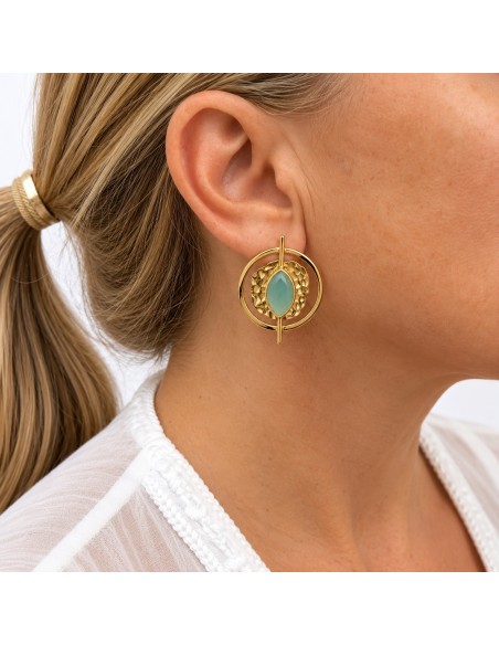 Pendientes Helena en color turquesa, de inspiración helénica, lucidos en la oreja.