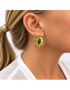 Pendientes Helena en color verde, con aro dorado y detalles de textura artesanal.