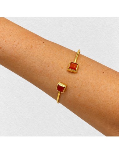 Brazalete Dúo Imperial dorado con piedras naranja rojizo, lucido en la muñeca