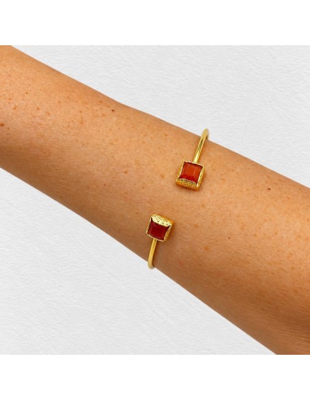 Brazalete Dúo Imperial dorado con piedras naranja rojizo, lucido en la muñeca