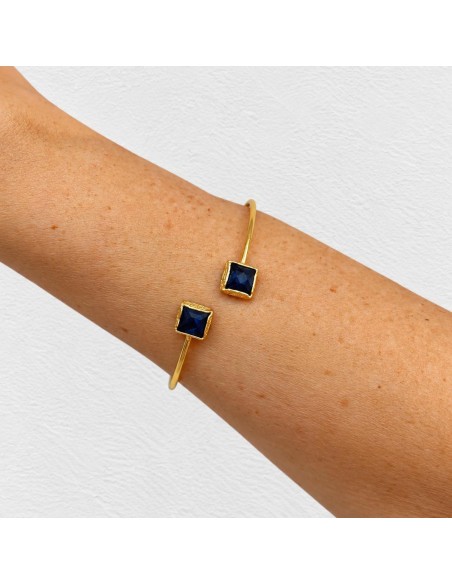 Brazalete Dúo Imperial dorado con piedras negras, lucido en la muñeca