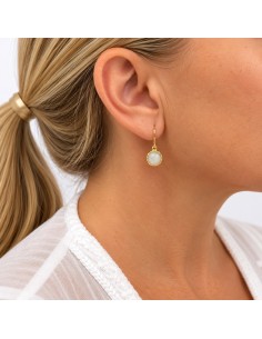 Pendientes Perla Lunar dorados con gancho curvo lucidos en la oreja