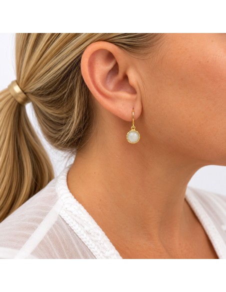 Pendientes Perla Lunar dorados con gancho curvo lucidos en la oreja