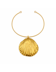 Collar choker rígido dorado con colgante de concha marina texturizada