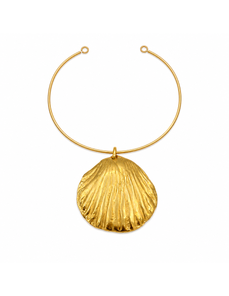 Collar choker rígido dorado con colgante de concha marina texturizada