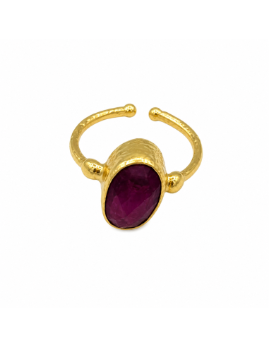 Anillo dorado bohemio con piedra rubí ovalada facetada