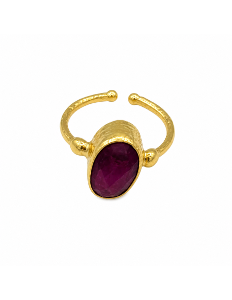 Anillo dorado bohemio con piedra rubí ovalada facetada