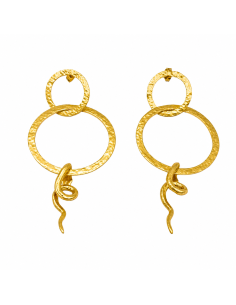 Pendientes dorados de aro doble martilleado con detalle de serpiente