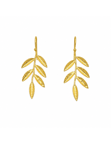 Pendientes dorados con diseño de rama y hojas martilleadas