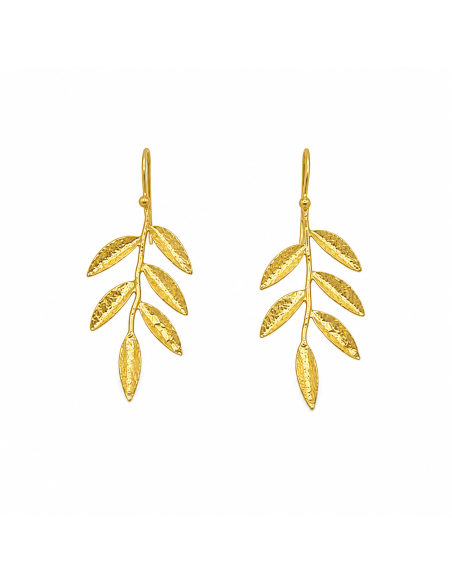 Pendientes dorados con diseño de rama y hojas martilleadas