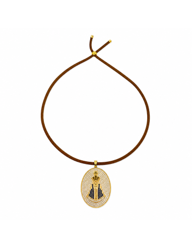 Collar con medalla de la Virgen del Valle en dorado con circonitas y cordón marrón
