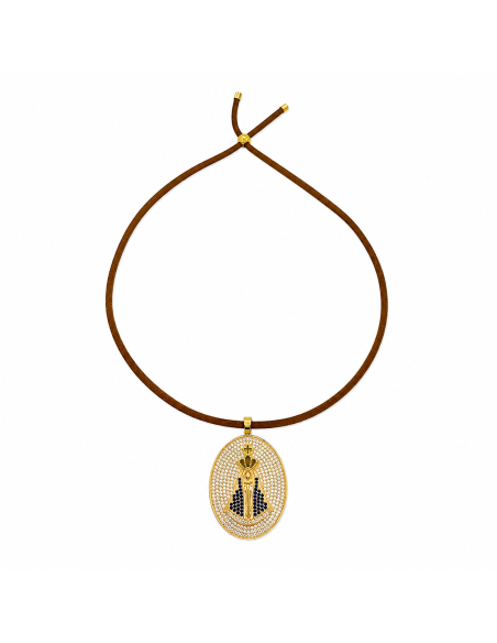 Collar con medalla de la Virgen del Valle en dorado con circonitas y cordón marrón