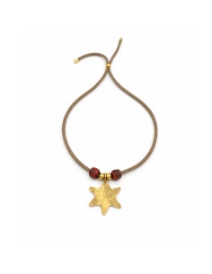 Estrella Safarí | Collar bohemio con estrella dorada y cordón ajustable 2