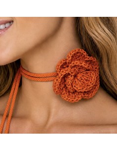 Choker artesanal de rafia con flor tejida a mano 2